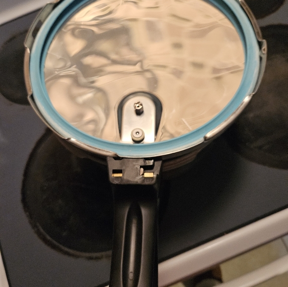 Pressure Cooker - Picture 4 of 5